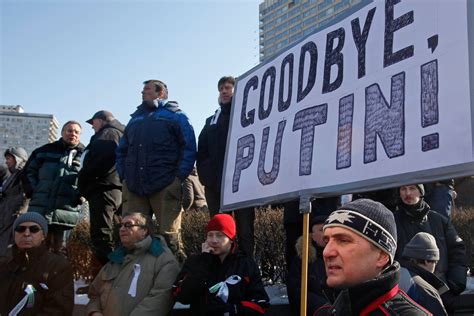 Russian citizens lead anti-Putin protest in the Loop