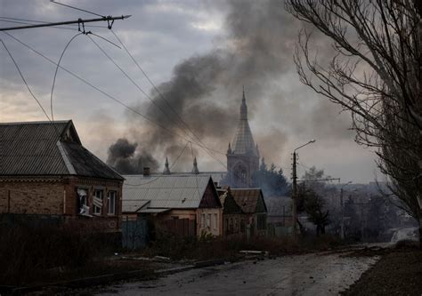 Russian forces bear down on Ukrainian defenders in Bakhmut