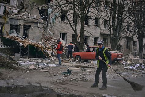 Russian shelling of Ukraine city kills 2, wounds 29 people