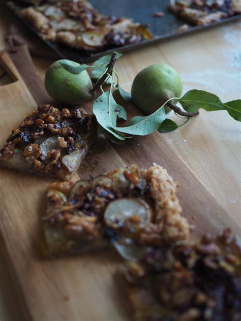 Rustic Pear Tart with Blue Cheese, Honey & Walnuts (Pæreterte)