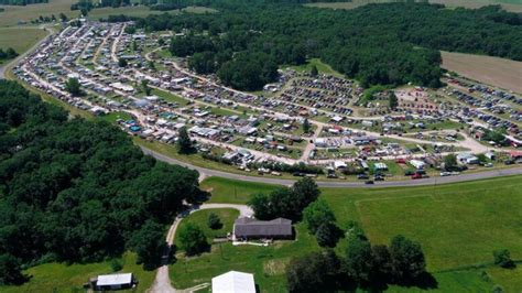 Based in the scenic Knox County and spread over 85 acres of land, Rutledge Flea Market is one of Missouri's longest running and most loved flea markets. It has been operating since 1948 and attracts vendors from surrounding states, as well as locally based businesses, to join up and punt their wares.. 