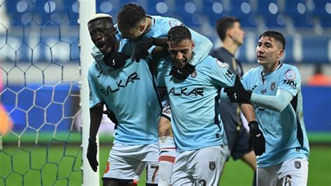 Süper Lig'de 5. hafta mücadelesinde Başakşehir deplasmanda Trabzonspor'u 2-0'la geçerek ligdeki ilk galibiyetini aldı. İstanbul ekibi bu maçla birlikte ilk gollerini de atmış oldu. Trabzonspor ise ilk 5 haftada sadece 5 puan toplayabildi ve kötü gidişatını sürdürdü. Okan Buruk'un ekibinde goller İrfan Can ve Visca'dan geldi.