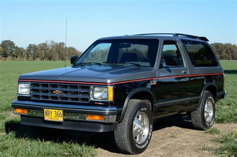 S10 blazer v6. The weight of a Chevrolet S10 pickup truck varies depending on the specific model. The 2003 S10, for instance, has a curb weight of 3,016 pounds. Weight and weight limits for other... 