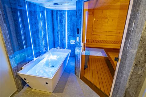 Sauna / Cold Plunge Pool Room - BaseLab - balustradellc
