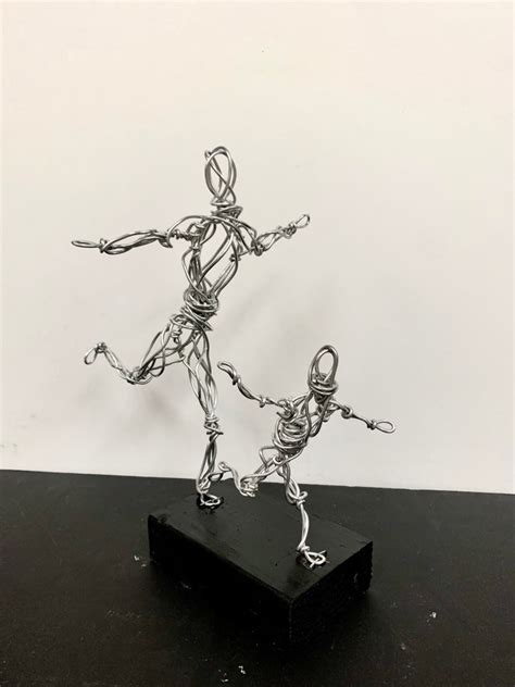 Sculpting with Paper, Wire and Modroc - Art Concept Video - muktibox.com