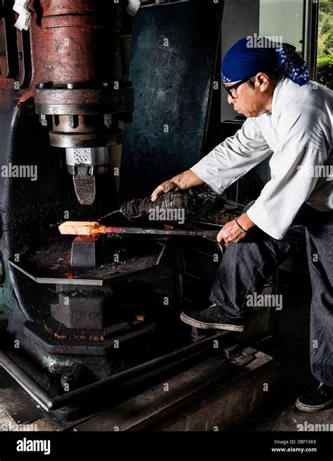 See how a Japanese Swordsmith forges a Katana - wintechmobiles.com