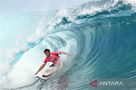 Selancar ombak - Surfer asal DKI Jakarta cetak nilai 8.0 - raincitystudios.com