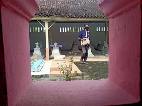 Seorang wanita menyusuri makam kuno di bawah air, dan Black Duck ... - balustradellc