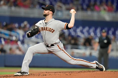 SF Giants’ Alex Wood leaves start early with apparent leg injury