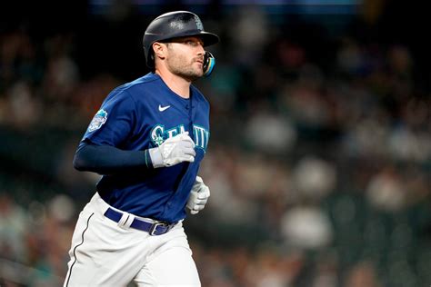 SF Giants add outfield depth in trade with Seattle Mariners