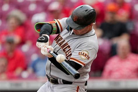 SF Giants stretch win streak to six after resuming suspended game vs. Reds
