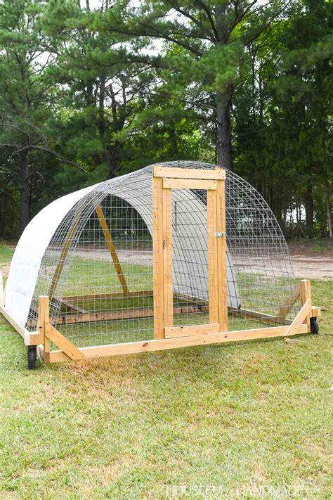 Simple, Cheap and Movable DIY Chicken Tractor … - raincitystudios.com