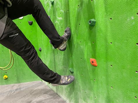Smearing Technique in Rock Climbing: Get A Grip! - balustradellc