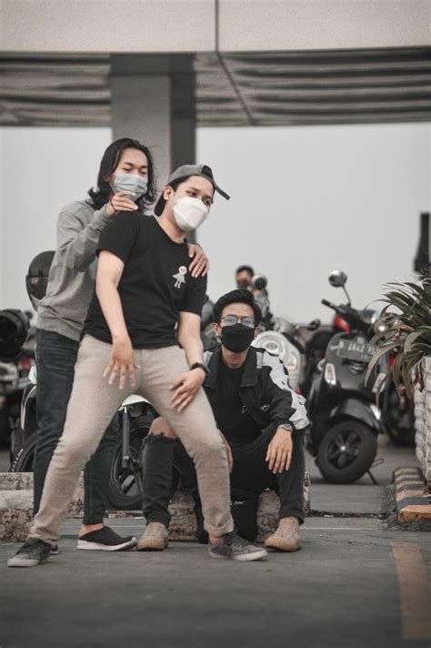 SMM model Indonesia & komedi keluarga topik xnxx bokep bus terkait adegan premium TVRI arsip puding premium Pose binal image 1