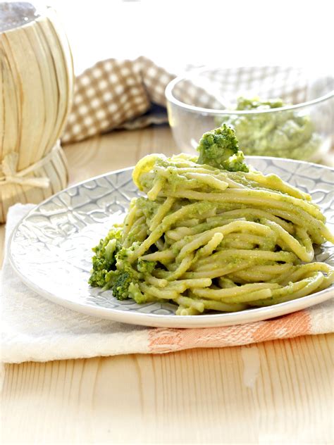 SPAGHETTI CON BROCCOLI CREMOSI, senza panna