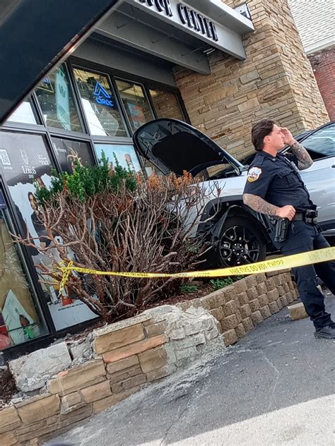 SPD: Man flees after crashing into Schenectady liquor store