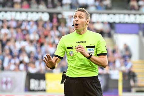 Spotting Gold in a River: A Comprehensive Guide - balustradellc