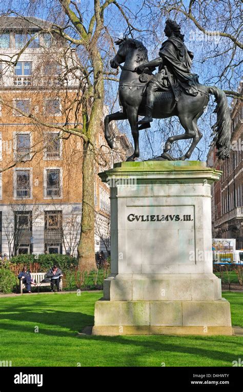 STATUE OF WILLIAM III (IN CENTRE OF SQUARE) - Historic England