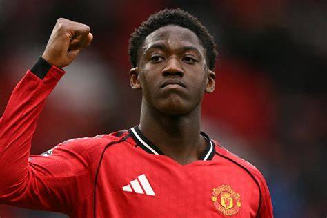 Steven Gerrard makes Kobbie Mainoo prediction after Man Utd star ... - raincitystudios.com