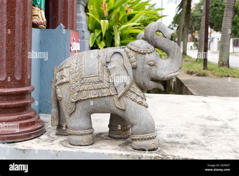 Stone sculpture hindu elephant hi-res stock photography and images - balustradellc