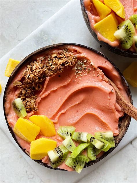Strawberry Mango Smoothie Bowl - Easy Food Guide - balustradellc