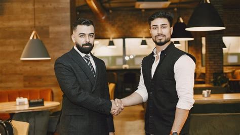 Studi Ungkap Alasan Pria Jarang Punya Bestie - CNBC … - balustradellc