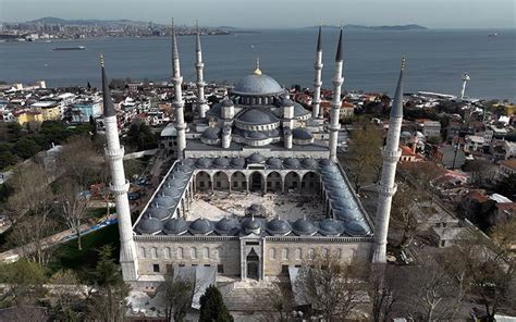 Sultan Ahmed Mosque (Blue mosque) in Istanbul - Adobe Stock - balustradellc