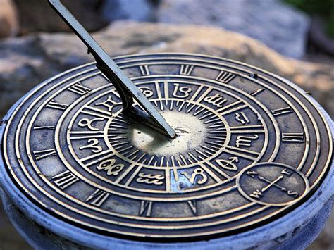 Sundial: Meaning, Working Principle, History & Types Explained - wintechmobiles.com