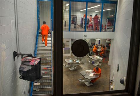 Sacramento County’s housing and handling of inmates is in violation of federal law and an agreement to improve mental-health and medical conditions for inmates, a civil grand jury found.. 