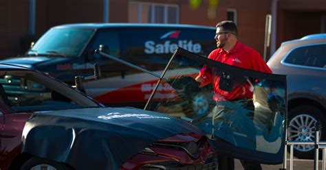 Safelite windshield replace. Auto glass service. Will the Safelite technician call me before he/she comes? Yes, in most cases the technician will call before they arrive so you're expecting them. What if the technician can’t reach me while I’m at work? Your technician will attempt to contact all phone numbers listed on your order. If your technician cannot reach you ... 