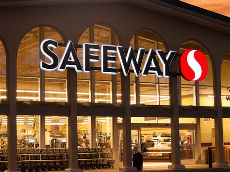 About Safeway Perry St. Visit your neighborhood Safeway located at 880 S Perry St, Castle Rock, CO, for a convenient and friendly grocery experience! From our deli, bakery, fresh produce and helpful pharmacy staff, we've got you covered! Our bakery features customizable cakes, cupcakes and more while the deli offers a variety of party trays .... 