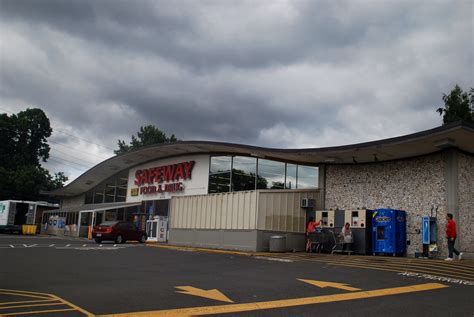 Safeway barbur blvd portland. Supermarkets & Super Stores Grocery Stores Pharmacies. Website. (503) 205-6746. 1303 NW Lovejoy St. Portland, OR 97209. CLOSED NOW. From Business: Visit your neighborhood Safeway located at 1303 NW Lovejoy St, Portland, OR, for a convenient and friendly grocery experience! Our bakery features customizable…. 3. 