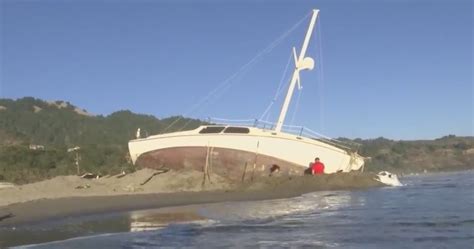 Sailboat stays stuck at Stinson Beach as owner works to remove it