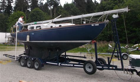 This is a 1994 MacGregor 26S Sailboat with trailer and 8 hp outboard motor in excellent condition. It accepts a 2 inch ball mount trailer hitch. The total trailer weight is about 2000 lbs, so pretty much any V-6 vehicle can tow this without any extra equipment. Any Minivan for example will work fine. It includes everything needed to sail..