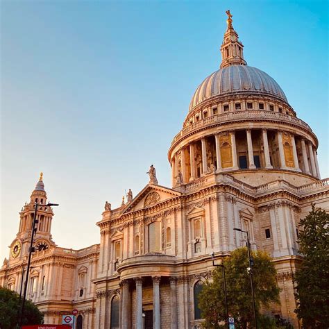 Saint pauls. Credit: St Paul’s When to visit St Paul’s Cathedral. If you’re hoping to wander round, the only day to avoid St Paul’s Cathedral is Sunday, when the cathedral is open to worshippers only.Aside from that, there’s really no bad time to visit – Christmas, with carol services and warm welcomes, is an obvious winner, but can get exceedingly busy. 