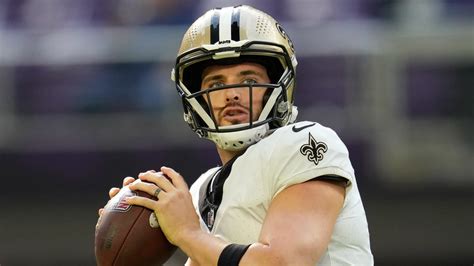 Saints QB Derek Carr leaves game vs. Vikings with shoulder injury and concussion