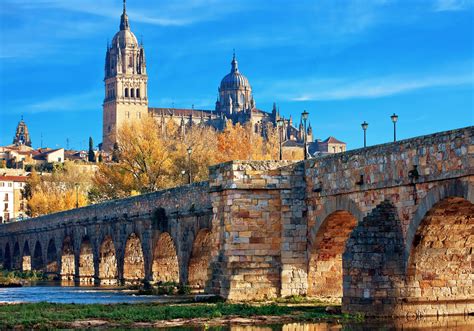 In the Salamanca program, you will have the opportunity to experience the cultural richness of Spain as the activities organized throughout the semester complement the material taught in the classroom. Art, history, and literature come alive when you can study first-hand the works that once were only names in a textbook.. 