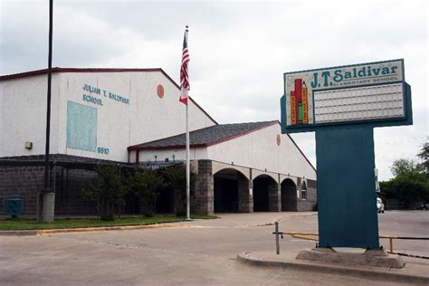 Saldivar elementary dallas. Enrolls 915 preschool and elementary school students from grades PK-5 Ranks 2640th out of 4,319 elementary schools in TX. 2010 Overall School AYP Met Status: Yes 
