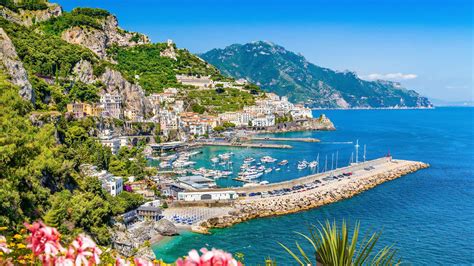 Salerto. Travel guide to Salerno, Amalfi Coast and Cilento. Discover the things to see in Salerno, Italy. Tips for planning your holiday, booking hotels and tours. 