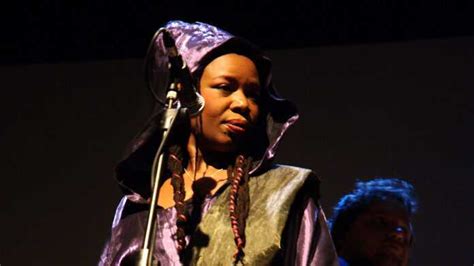 Sally Nyolo &mdash; Wikip&eacute;dia