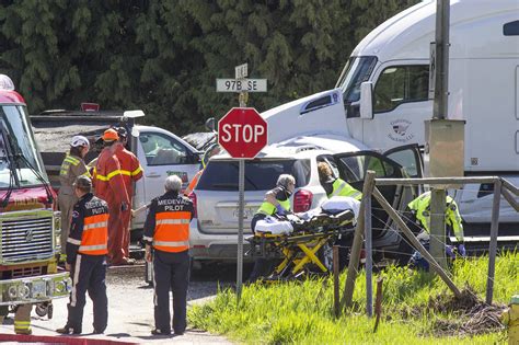 Salmon arm crash.  UPDATE: 8:58 p.  Go to Castanet.  Emergency crews The Integrated Coll...