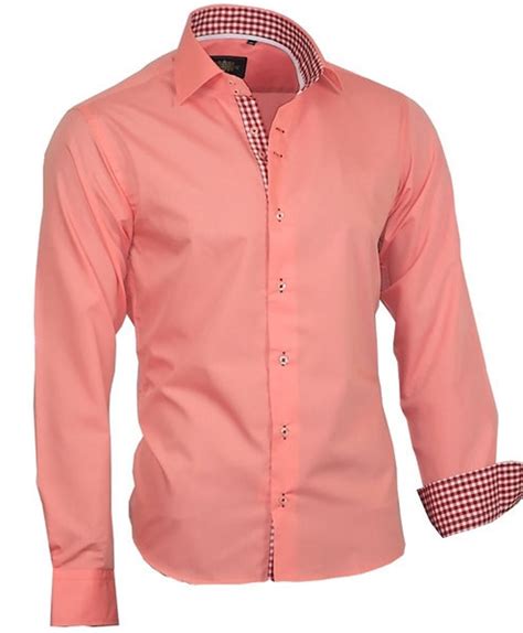 Salmon color shirt. If you are looking for a more formal look, a blazer in the salmon color is a good idea. Another option is a white button up shirt. Whether you want to dress it up or down, a patterned shirt is a great choice. For a more casual look, a pair of dark wash jeans are a great match for salmon colored pants. They are easy to wear and can be paired ... 
