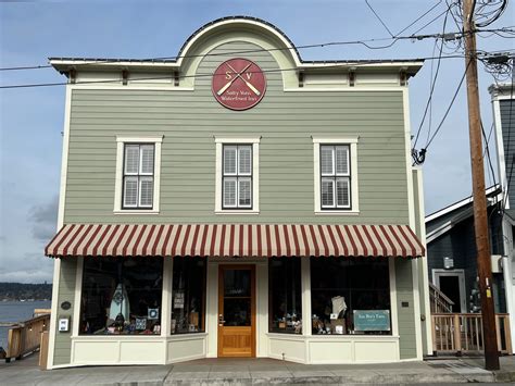 Salty Vons Waterfront Inn. 12 Front Street Yards away from the Coupeville wharf, the Inn features multiple decks to take in the unobstructed views of Penn Cove, Mt. Baker, the other historic buildings. An all-suites inn with all of the comforts of home.. 
