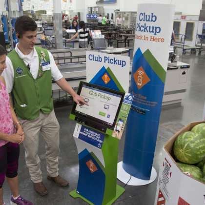 Sam's Club employs about 110,000 associates in the U.S. The average club is 134,000 square feet and offers bulk groceries and general merchandise. Most clubs also have specialty services, such as a pharmacy, an optical department, a photo center, or a tire and battery center. Sam’s Club is an Equal Opportunity Employer- By Choice. .