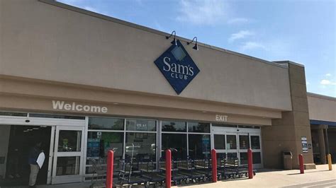 You can earn Sam's Cash with Plus membership or a Sam's Club Mastercard. Plus members earn 2% back on Sam's Club purchases, while Sam's Club Mastercard holders earn 5% back in Sam's Cash on gas, 3% back at Sam's Club for Plus members (or 1% for Club members) and 1% back on other purchases.. 