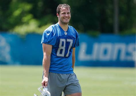 Sam la porta. Jan 14, 2024 · DETROIT -- Sam LaPorta is officially back, completing a stunning return in time for the Detroit Lions’ playoff opener on Sunday night against the Los Angeles Rams. The record-setting rookie ... 