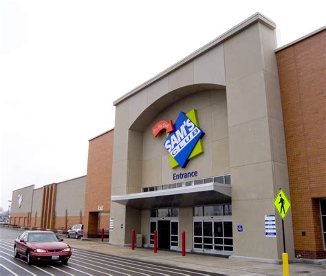Oct 26, 2023. As of January 2023, Sam's Club registered 600 locations across the United States, of which 46 warehouses were located in the state of Florida. In that same year, BJ's Wholesale Club .... 