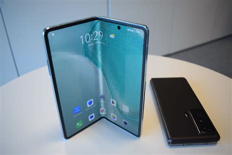 Samsung'un Galaxy Fold serisine benzer yapıda olan HONOR Magic Vs'in dış .