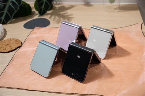 Samsung flip 5 review. The actual operation of folding and unfolding the Flip 5 is fluid, and the hinge mechanism feels robust. In terms of its total dimensions, the Flip 5 measures 165.1 x 71.9 x 6.9mm unfolded, and 85 ... 