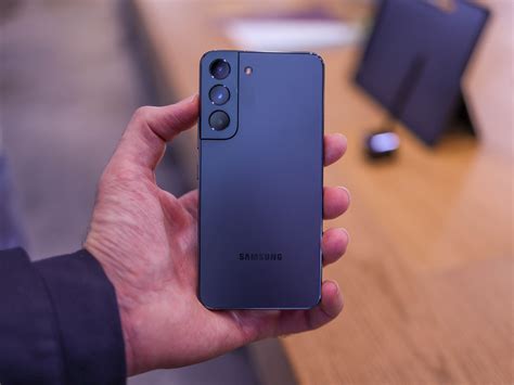 Samsung s22 review. Nov 14, 2022 · You get a 6.1-inch display that's large enough for me to read without having to squint, but it's in a 5.7 x 2.8 x 0.3-inch form factor that's only slightly taller and wider than a truly compact ... 
